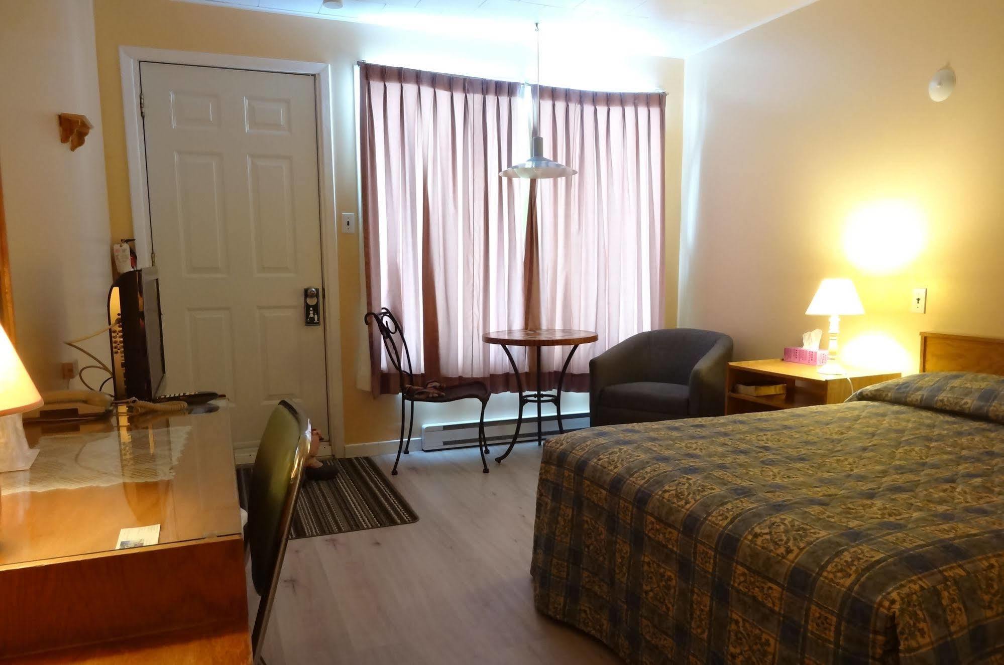 Motel Lyse Римуски Екстериор снимка